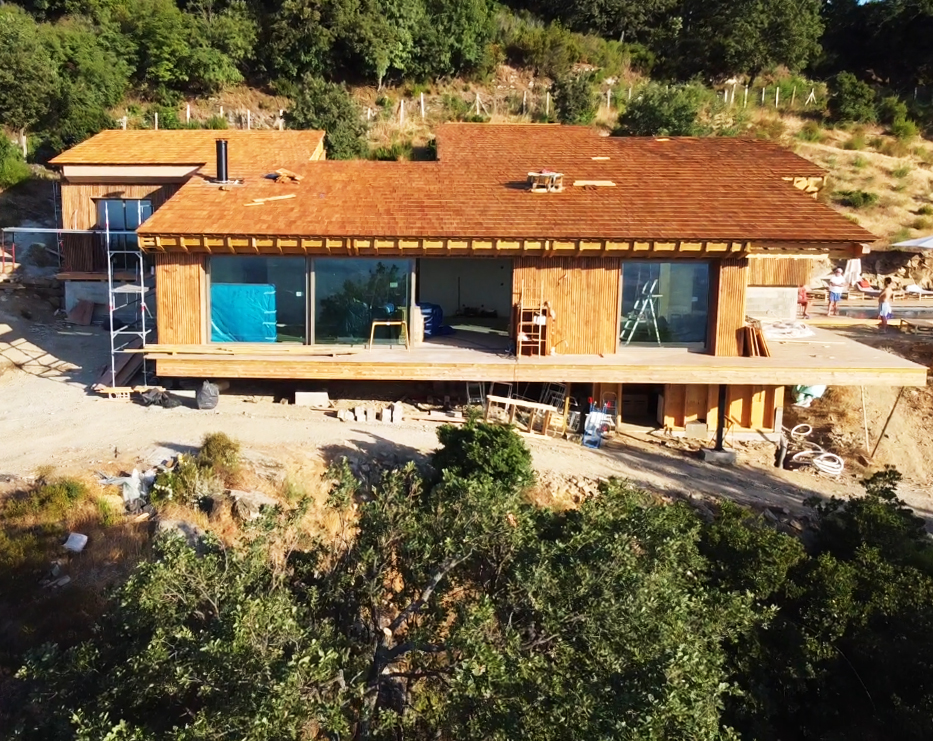 Maison ossature bois en cours de constructions, bardage bois et menuiseries aluminium. Vue du drone - Vallecalle - Corse