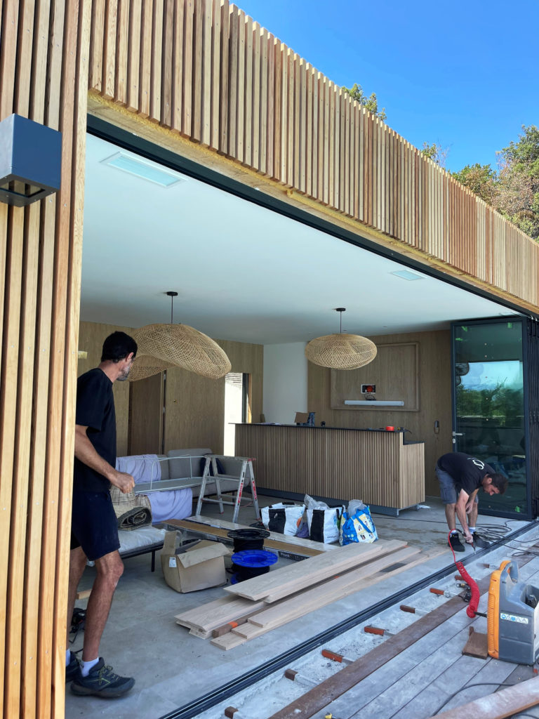 Pool House en cours de construction. Ossature bois et bardage bois. Moriani - Corse
