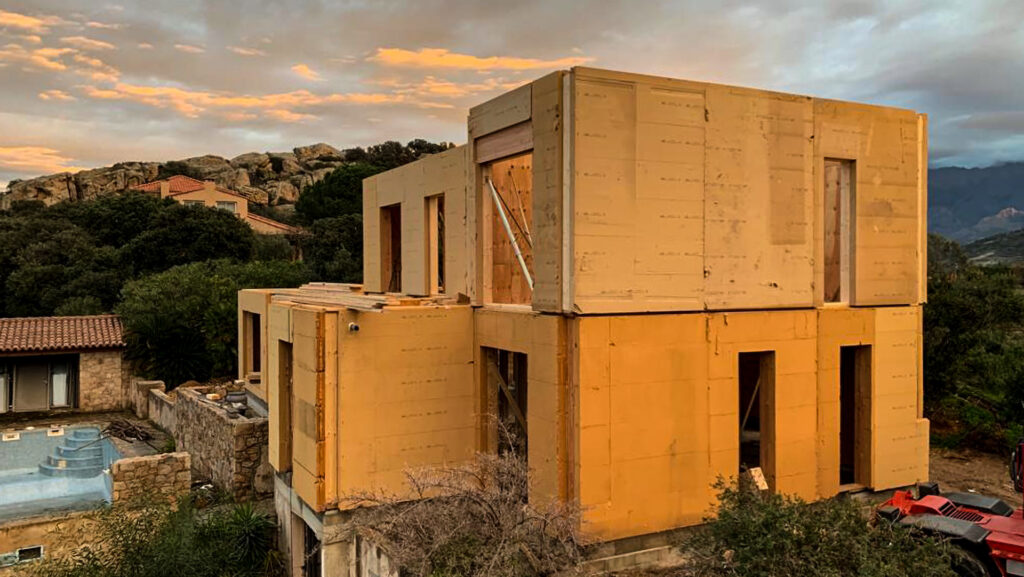 Villa ossature bois - en cours de construction, vue coté - Calvi- Corse