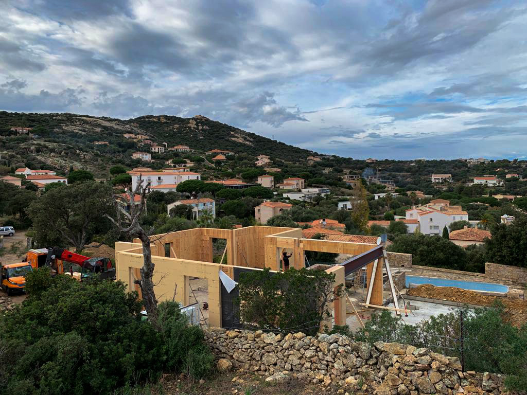Villa ossature bois - en cours de construction, vue derrière - Calvi- Corse